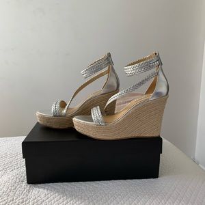 Badgley Mischka NWT Size 7.5 Silver Wedge Sandals